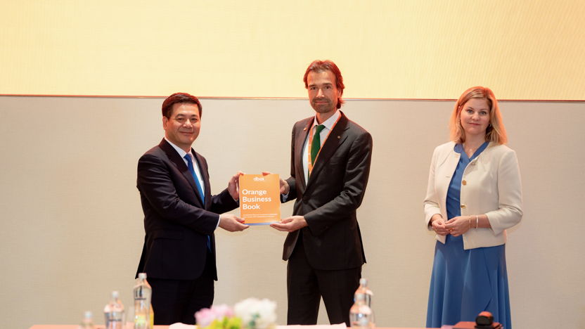 Dutch Business Association Vietnam Chairman presents DBAV economic advocacy agenda “Orange Business Book”